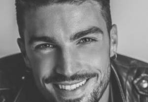 Mariano Di Vaio è l’uomo più bello d’Italia. É ottavo dopo Jason Momoa