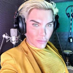 Lite in studio a Pomeriggio 5 tra Roger Garth e Rodrigo Alves. Il modello: "Non esisti più"