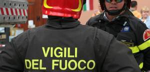 Napoli, vigili del fuoco presi a sassate da quattro minorenni per il falò di Sant’Antonio