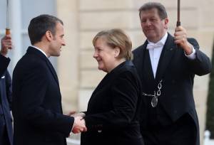La Merkel ora getta la maschera: si spartisce l'Europa con Macron