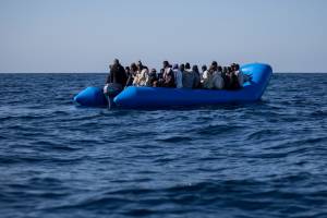Migranti, un altro barcone al largo di Malta. L'Ong: ​"Sono in 100, fateli sbarcare"