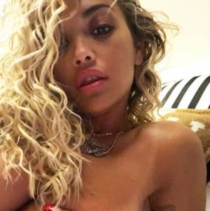 Rita Ora topless su Instagram