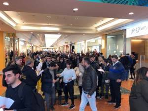 File chilometriche a Giugliano per i casting della seconda stagione de “L’Amica geniale”