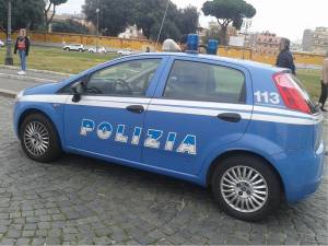 Momenti di paura fuori una scuola, mamma rapinata da due giovani in scooter