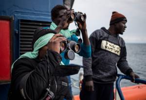 Sea Watch sbarca a Catania. Salvini: "In Italia restano 1-2 migranti su 47"