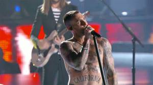 Maroon 5 superstar al Super Bowl e Adam Levine resta nudo