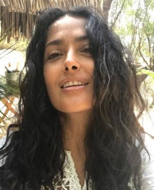 Salma Hayek orgogliosa dei suoi capelli bianchi