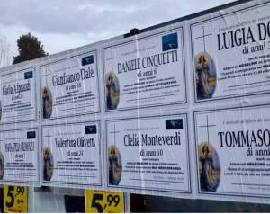 Manifesti funebri per migranti I buonisti ora usano la morte