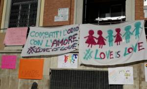 Brindisi, scritte omofobe alla scuola alberghiera 