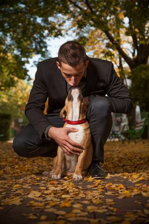 Gli uomini amano il loro cane come un figlio