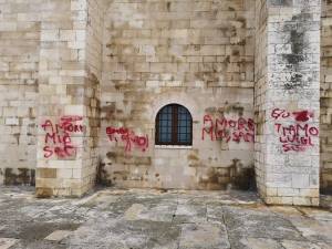 Trani, cattedrale imbrattata a San Valentino. Il sindaco: "Idiota"