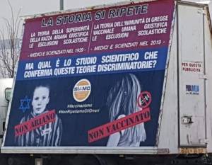 A Trento un cartellone dei no-vax paragona i bimbi non vaccinati agli ebrei vittime dell'olocausto
