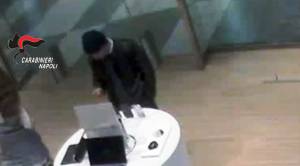 Ruba smartphone al centro commerciale, preso 42enne georgiano