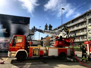 Ricarica l’accendino e fa scoppiare un incendio