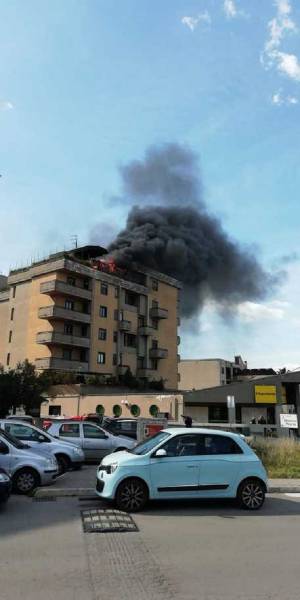 Pompei, va a fuoco una mansarda in centro, intossicati tre carabinieri