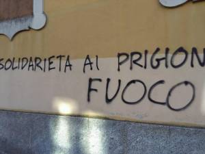 Lecco, scritte anarchiche contro Stato e polizia: la denuncia di FdI