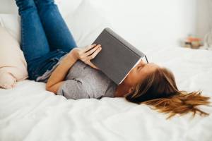 Leggere prima di andare a letto: tutti i benefici