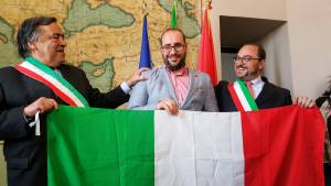 Il sindaco Orlando con Adham Darawsha e Giusto Catania nel giorno del conferimento della cittadinanza