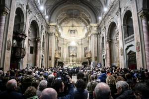 Rubano dall'altare un calice dell'Ottocento: coppia denunciata