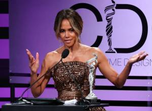 Halle Berry, topless per mostrare il nuovo tatuaggio