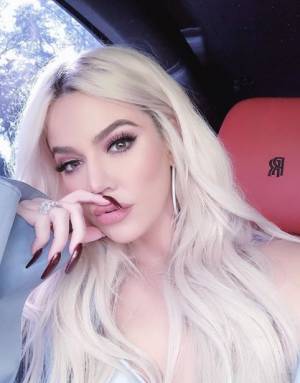 Khloe Kardashian, bufera social: usa Photoshop sui fianchi