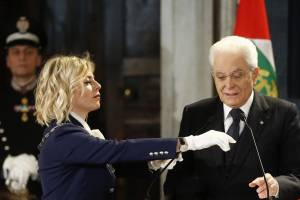 "Orecchie tagliate e capelli strappatI": la donna che commuove Mattarella