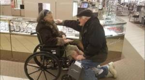 Lui le rifà la proposta a 85 anni: "Ti sposo di nuovo se superi l'ictus"