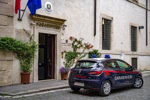 Napoli, rapinano turisti e si danno alla fuga: arrestati due africani