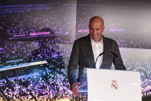 Zidane si presenta al Real e viene deriso per il suo outfit: "Da codice penale"