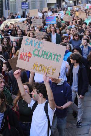 L’onda verde degli studenti invade Milano, in migliaia in marcia per il clima