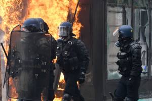 La violenza dei black bloc è l’arma migliore di Macron