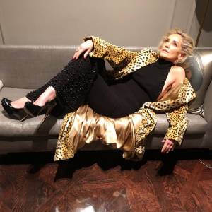 Sharon Stone in look leopardato per i fan e la stampa