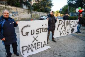 Foto-choc dello scempio di Pamela in aula. Il medico legale: "Accoltellata due volte"