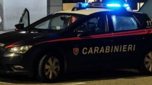 Ruba gioielli, li indossa e posta foto su Facebook: denunciata colf romena 