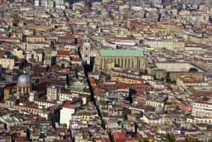 Napoli, pasticciere aggredito e ferito da un rapinatore in via Tribunali