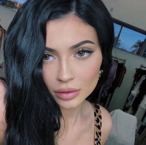 Kylie Jenner si mostra in latex e parla della figlia