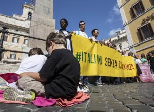 Ius soli, l'ultima spiaggia del Pd. Ma la cittadinanza non si svende