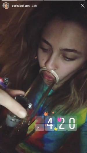 Paris Jackson fuma marijuana (da un grosso bong) e in diretta 