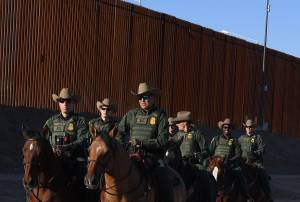Scure di Trump sui migranti. Militari al confine col Messico