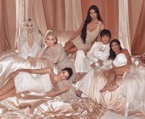 Anche le Kardashian sbagliano con il fotoritocco: dita in più e gambe in meno