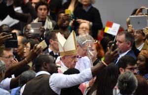 Papa Francesco: "Serve rispetto, non dite più migrante"