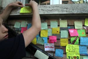 Insulti alla preside: i post-it di solidarietà degli alunni coprono la scritta sul muro