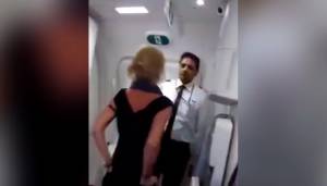 "Scimmia indiana". Ubriaca viene arrestata dopo un volo Air India