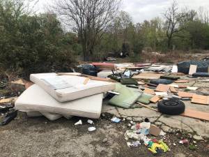 Milano, il campo rom di via Idro: degrado e rifiuti