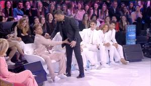 Amici, Ricky Martin tocca "le parti basse" di Amedeo 