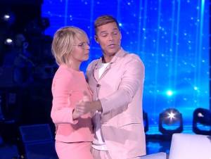 Amici, Maria De Filippi balla con Ricky Martin in rosa