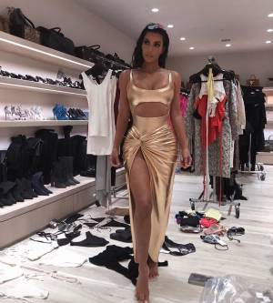 Kim Kardashian hot in cabina armadio: foto