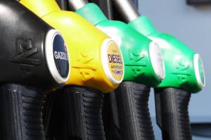 Salasso auto: benzina oltre i 2 euro