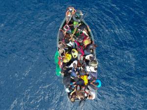 Migranti, la Marina si difende: "Era in imminente pericolo di vita"