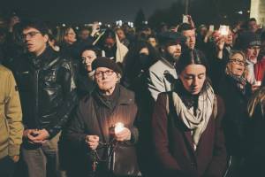 Lacrime e preghiere in strada: così Parigi si è riscoperta cristiana